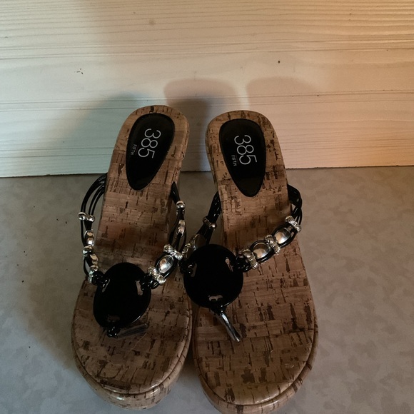 385 Fifth Black and Tan Women's Wedge Sandals 4 inch heel size 9 - Picture 4 of 5